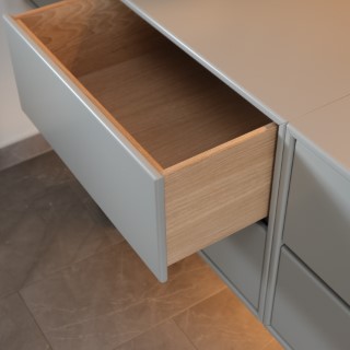Avrundade kanter på hallförvaring i minimalistisk stil